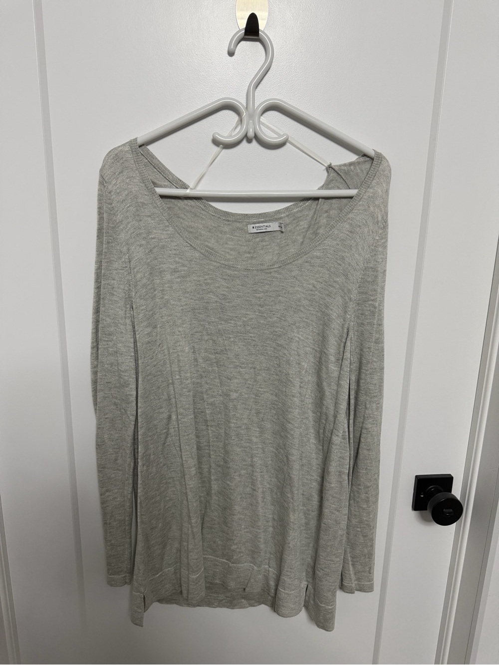 Reitmans Light Gray Long Sleeve Scoop Neck Top